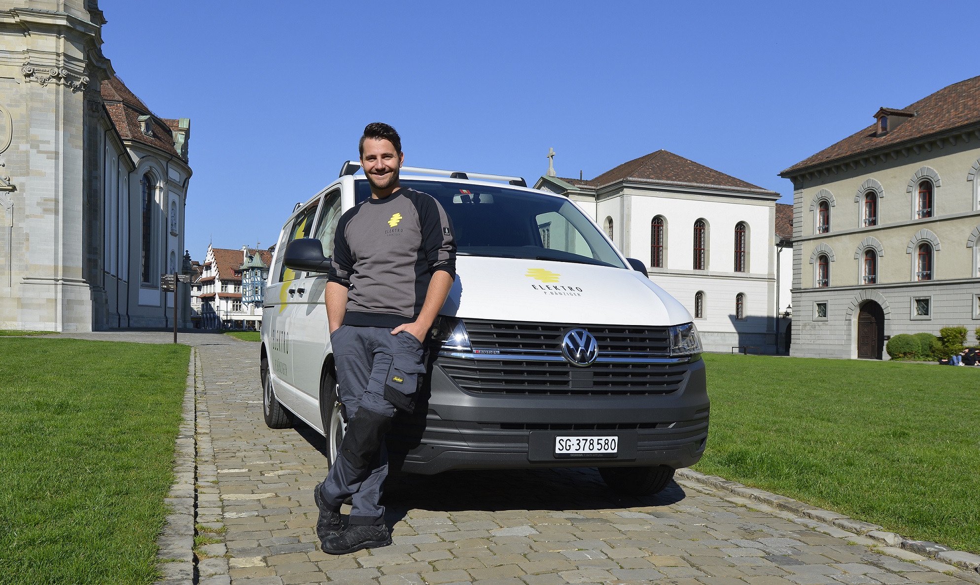 Patrick Bänziger vor seinem Elektro-Servicefahrzeug in St. Gallen